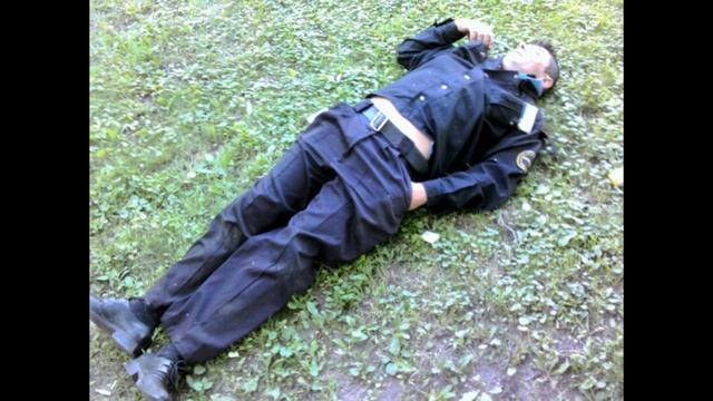 Охранник Спит Служба Идет смотреть онлайн