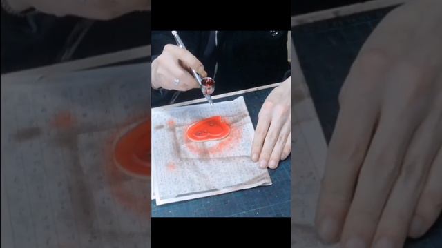 Кепка, кожа, брошь.