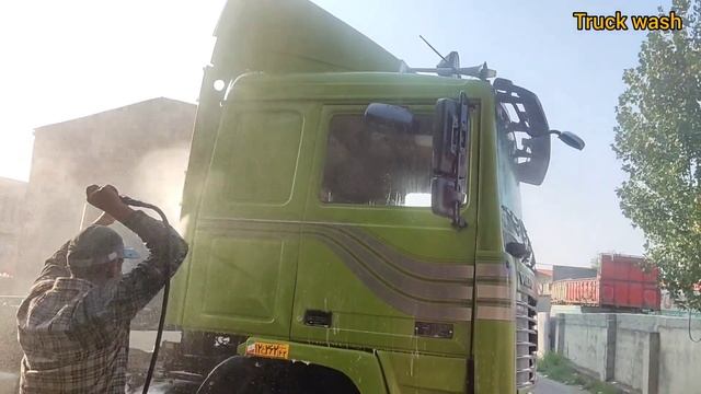 Deep cleaning and pressure washing Volvo F12 truck trailer awesome смотреть онлайн