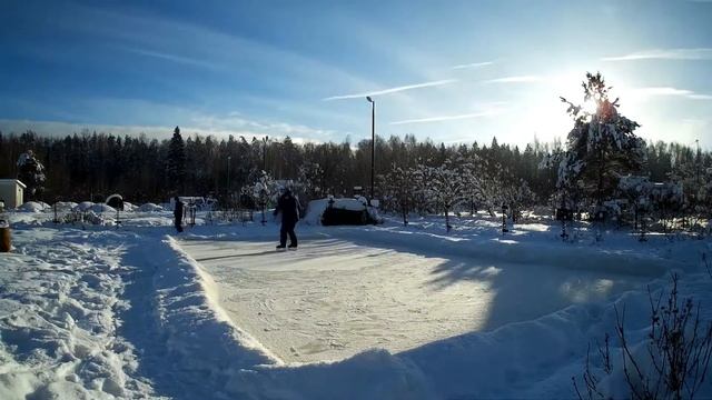 Отдых на катке за городом. Rest on the ice rink in the countryside
