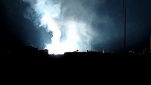 Мощно горит дуга. Авария на электроподстанции