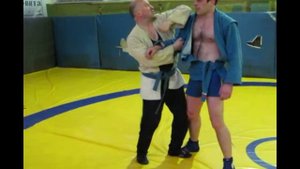 Бросок через голову с подсадом голенью