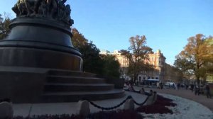 Памятник Екатерине II Санкт-Петербург и фотографирование желтых листьев на площади Островского