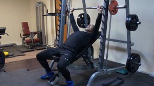 Жим лёжа на наклонной скамье в тренажёре Смитта