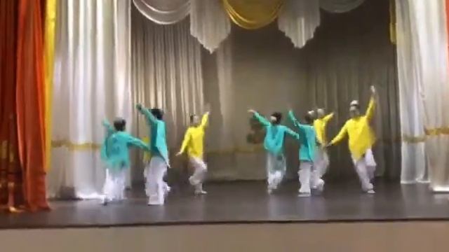Стилизованный казахский танец "Қазагымсын". Рук. Емершина Б.Б. "ДШИ села Дубовка-клуб ЮНЕСКО" смотреть онлайн