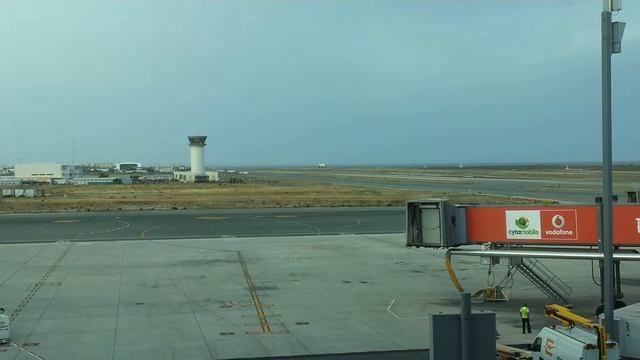 Посадка самолета в аэропорту Ларнаки. смотреть онлайн