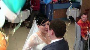 Медленный танец молодых на свадьбе