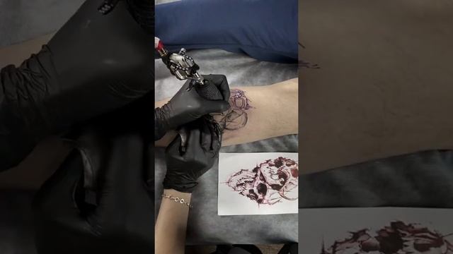 процесс нанесения татуировки смотреть онлайн