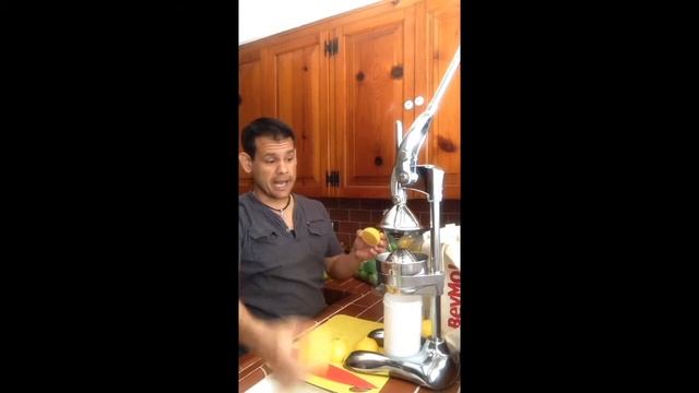 Using a juice press. смотреть онлайн