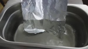 Кавитация в лабораторной ультразвуковой ванне, тест фольгой