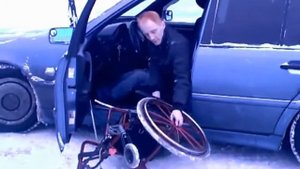Посадка инвалида в автомобиль