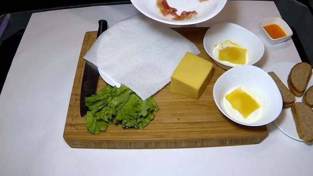 Бутерброды в микроволновке с яйцом и беконом