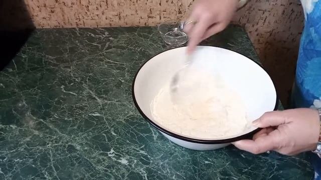 Пирог с изюмом из бисквитного теста - воздушный, ароматный и очень вкусный. Готовим быстро и просто