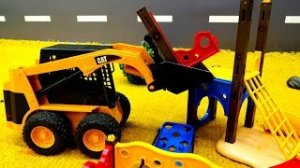 Игры с машинками. Грузовые машинки строят детскую площадку..mp4