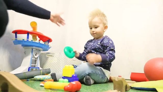 Мальчик в волосами-пружинками: уникальный ребенок смотреть онлайн