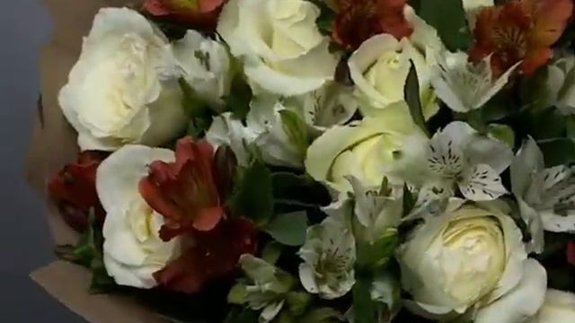 Букет из белых роз Кения и альстромерии М смотреть онлайн