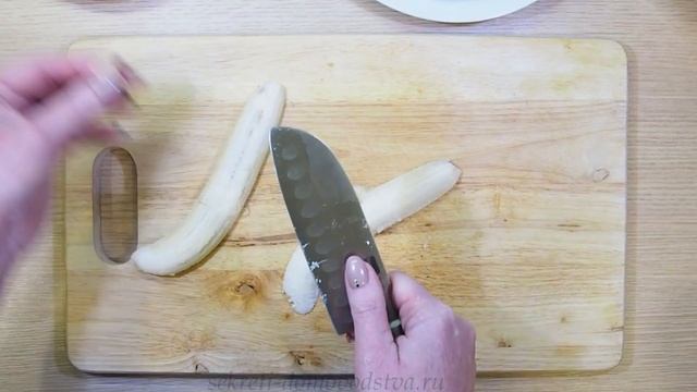 Блинный торт "Монастырская изба" из шпинатных блинчиков – рецепт со сметанным кремом и бананом