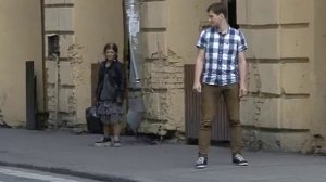 Пьяная женщина пристает к ведущему