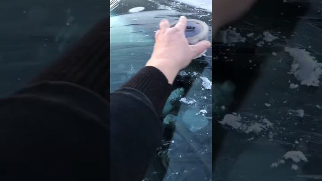 The fastest way to remove ice from your / Быстрый способ убрать лёд с лобового стекла автомобиля