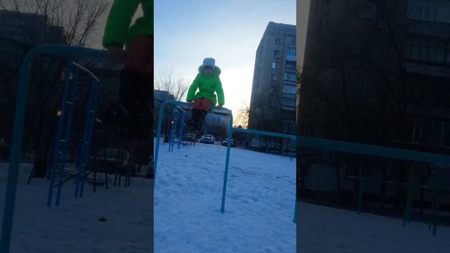 Как научиться делать топорик. И боковое сальто. смотреть онлайн