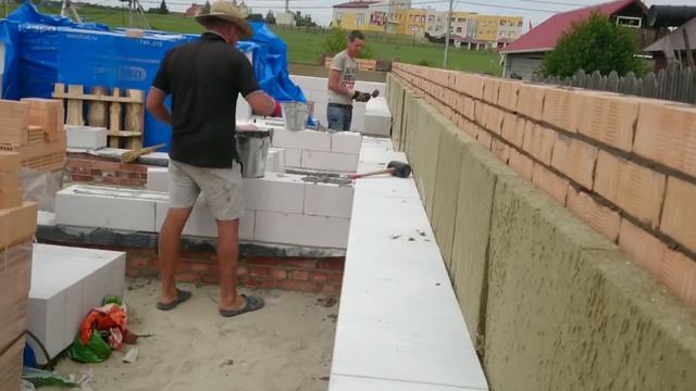 Третья серия. Супер быстрое штробление газоблока под арматуру. Бутуем дом.