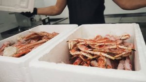 Креветки и крабы в сети морепродуктов Клешня