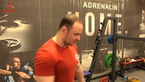 Тренировка спины в тренажерном зале для девушки