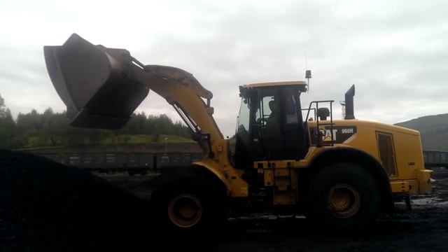 Фронтальный погрузчик CAT 966H в работе