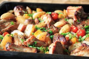 ТУШЕНЫЕ СВИНЫЕ РЕБРА С ОВОЩАМИ В КАЗАНЕ НА КОСТРЕ