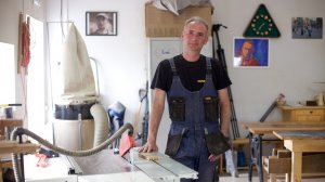 Пилы в столярной мастерской