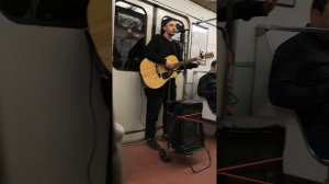 Парень классно поёт в метро