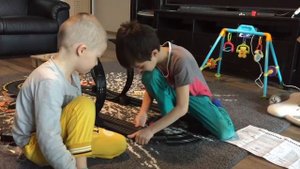 Собираем гоночный трек, катаем машинки