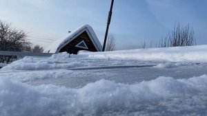 Уборка снега с крыши теплицы