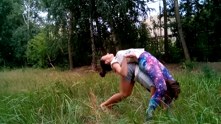 Девушки гимнастки. Гимнастические фигуры. смотреть онлайн