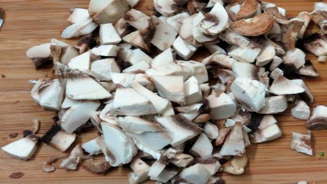 Карп фаршированный черемшой, луком и грибами