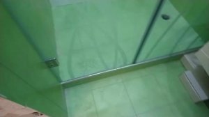 Большое душевое ограждение из стекла с рисунком в частном доме. Размеры 1430x2000 мм