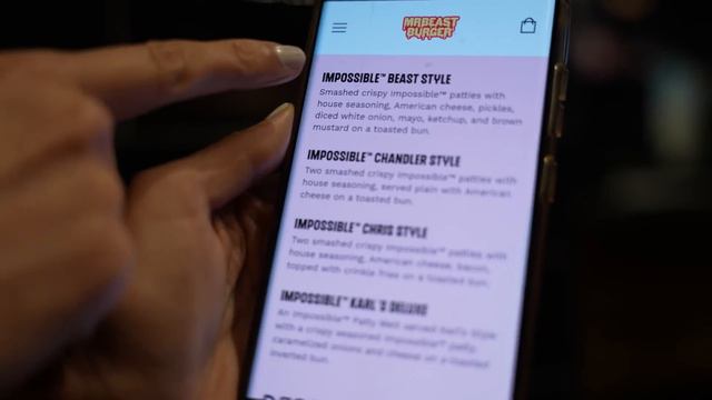 Kipróbáljuk Mr. Beast éttermét 🍔 - Evelin Vlog 2. смотреть онлайн