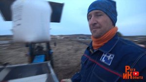 Внесение селитры на ТУМАНе 1М, разбрасыватель удобрений.