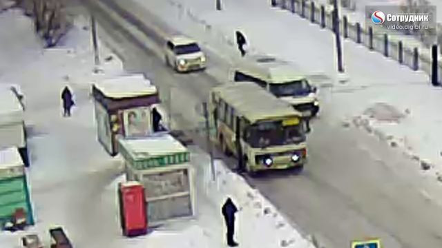 Водитель маршрутки зажал женщину дверью смотреть онлайн