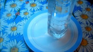 Бутылка с дыркой и водой