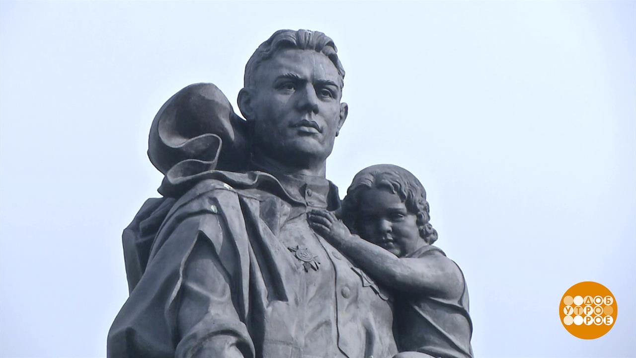 фото памятник солдат с ребенком