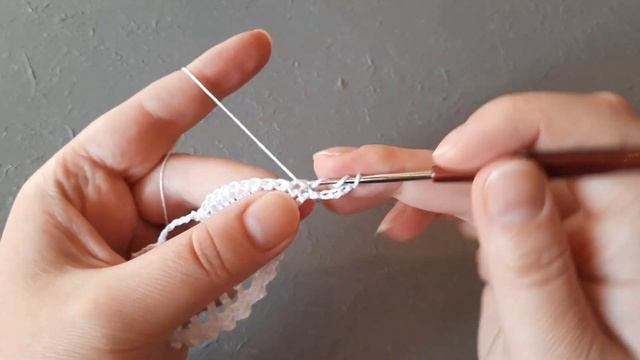 Вяжем простое ленточное кружево крючком.