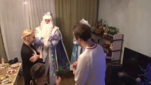 Дед Мороз проводит конкурсы и шоупредставление