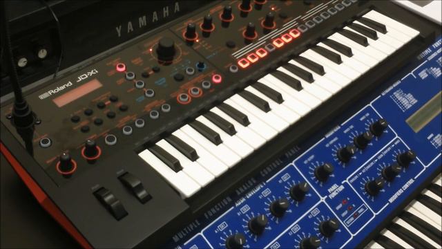 Roland JD-Xi Filter Sweeps смотреть онлайн