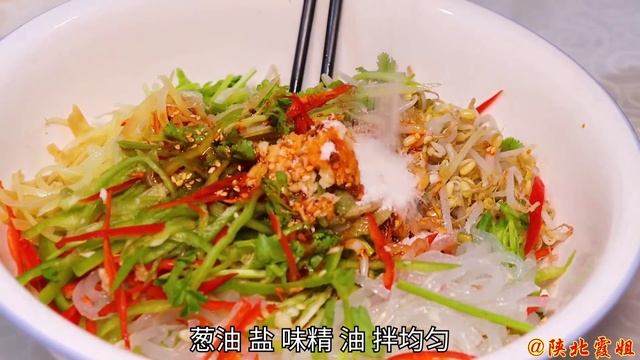 【陕北霞姐】陕北白皮饼子，烙的金黄酥脆，夹上凉拌菜，比汉堡还好吃！ смотреть онлайн
