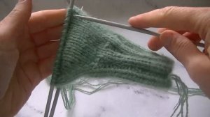 ВЯЖЕМ ВАРЕЖКИ С КРАСИВОЙ КОСОЙ ИЗ ПРЯЖИ ПУХ НОРКИ СПИЦАМИ