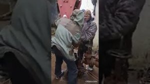 Откручивание и подъем трубы. Демонтаж старого насоса ЭЦВ