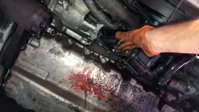 Como cambiar enfriador de aceite Volkswagen Golf 1.6 TDI. смотреть онлайн