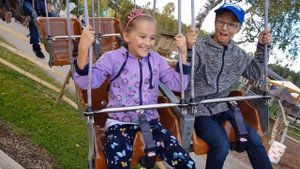 Видео для детей как Анна и Макс катаются на КАРУСЕЛИ. Дети и родители катаемся ВМЕСТЕ? # 6