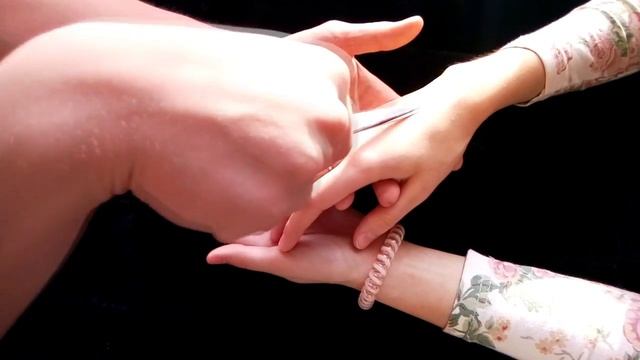 АСМР МАССАЖ ПАЛЬЦЕВ И РУК - НОЖНИЦАМИ! / ASMR ✂ смотреть онлайн